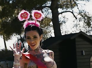 levrette, chatte-pussy, fellation, hardcore, pornstar, branlette, doigtage, trio, tatouage