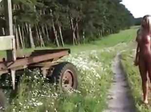 Landarbeiter fickte eine schne Blondine in einem hohen Platz