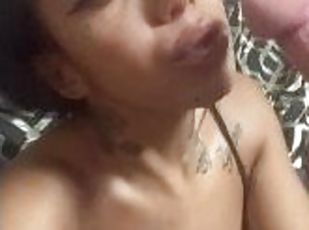 amateur, mamada, negra-ebony, paja, garganta-profunda, negra, blanca, tatuaje, piernas