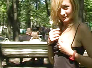 al-aire-libre, público, babes, bajo-la-falda, rubia, natural, parque, exhibicionismo, tetitas