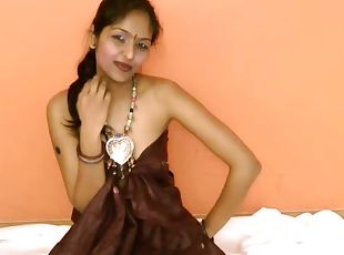 chatte-pussy, ados, indien, jeune-18, chambre-a-coucher, naturel, solo, rasé, brunette, posant