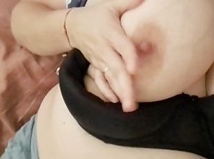 tetas-grandes, masturbación, coño-pussy, amateur, madurita-caliente, juguete, regordeta, tetas, a-solas, morena