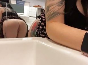 tattooed camgirl pees and pisses, she’s pissing and peeing.