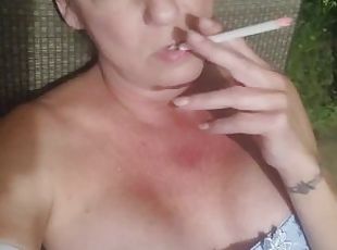 gros-nichons, public, amateur, milf, jouet, fétiche, solo, fumer, cougar