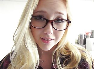 lunettes, chatte-pussy, babes, ejaculation-sur-le-corps, hardcore, couple, point-de-vue, culotte, sur-le-visage, blonde