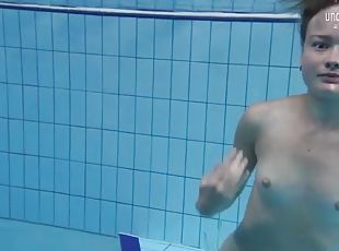 Tight body in a hot bikini for underwater porn