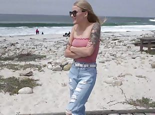 brille, im-freien, öffentliche, strand, fingerspiele, gesichtspunkt, blondine, hosen, weiß, tattoo