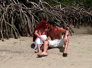 cuatro-patas, al-aire-libre, coño-pussy, mamada, hardcore, pareja, playa, pelirroja, natural, bikini