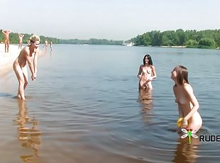 veľké-prsia, nudistické, vonku, skupinový-sex, blondýna, bruneta