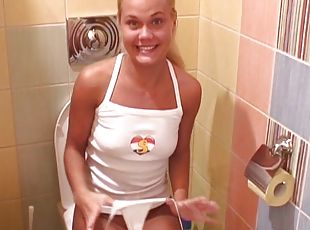 Blonde chick bangs her pussy while taking a shower