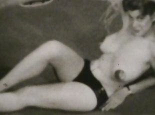 tetas-grandes, vintage, retro, sofá, a-solas, morena