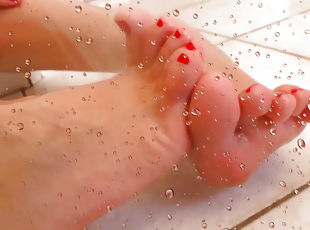 Mandy Dee is posing in shower