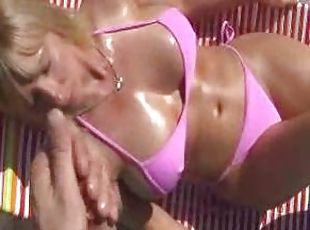 gros-nichons, énorme-bite, milf, branlette, point-de-vue, blonde, bikini, bite