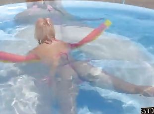 culi, tettone, amatoriali, pov, ragazza-fidanzata, piscina, bocce, culo, tatuaggi