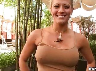 tetas-grandes, al-aire-libre, madurita-caliente, culo-sexy, rubia, tetas, perfecto, exhibicionismo