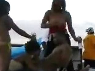 al-aire-libre, amateur, mamada, negra-ebony, hardcore, casero, sexo-en-grupo, locura, parque