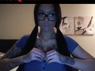 gros-nichons, lunettes, masturbation, mamelons, natte, webcam, solo, brunette, tatouage, soutien-gorge