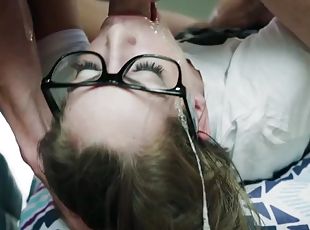 lunettes, chatte-pussy, maigre, fellation, ejaculation-sur-le-corps, ados, hardcore, couple, jeune-18, sur-le-visage