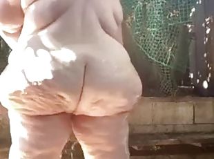 bañando, tetas-grandes, peluda, masturbación, al-aire-libre, amateur, madurita-caliente, regordeta, regordeta-chubby, divertido