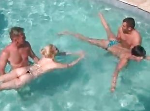 gros-nichons, en-plein-air, babes, sexe-de-groupe, piscine, bikini