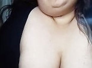 Gorda muestra a escondidas las tetas ????????