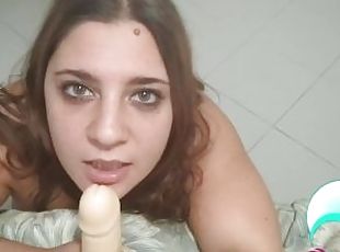 POV Ragazza italiana prende tutto il dildo in bocca