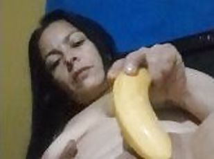 Me masturbo  con un  banano ...que rico placer