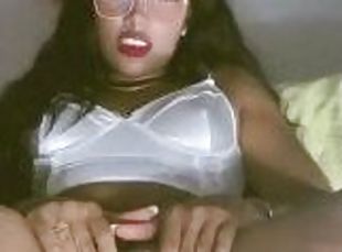 Haciendo squirt esta colombiana con gran totona