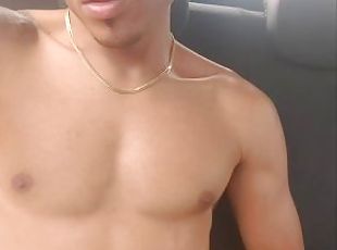 Magro gostoso no carro