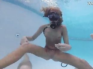 gros-nichons, masturbation, orgasme, public, babes, ados, hardcore, blonde, piscine, solo