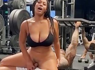 tetas-grandes, cuatro-patas, babes, mamada, chorro-de-corrida, negra-ebony, interracial, latino, negra, zorra-slut