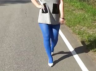 en-plein-air, collants, public, amateur, milf, voiture, jupe-en-l’air, culotte, blonde, bout-a-bout