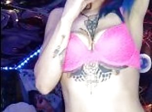 amateur, madurita-caliente, americano, bailando, fetichista, a-solas, tatuaje, tetitas